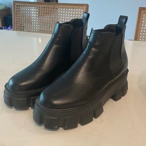 Black Chelsea chunky boots